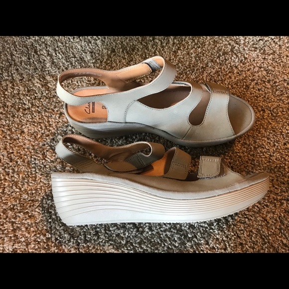 Clarks Collection Soft Cushion Light Grey Sandal - Picture 8 of 8